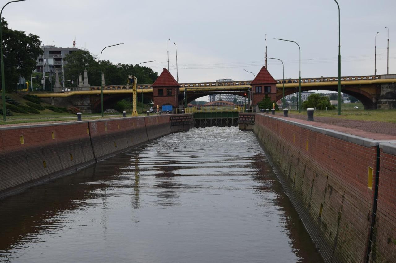 Lemuria Houseboat - Plywajacy Domek Na Wodzie Wroclaw Luaran gambar